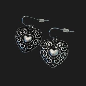 Western Vintage-Style Heart Dangle Earrings – Ornate Silver Filigree